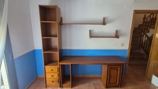 Escritorio y estantería de madera