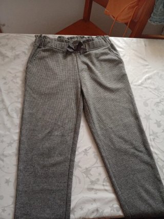 Pantalón de vestir gris con cinturón