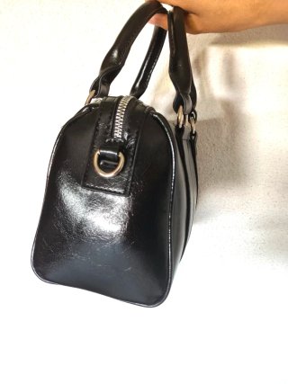 Bolso bandolera negro con detalle de cremalleras