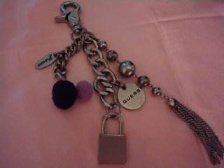Llavero Guess con candado y pompones