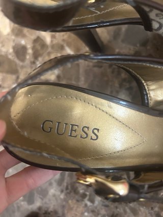Zapatos de tacón Guess beige y marrón