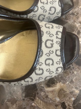 Zapatos de tacón Guess beige y marrón