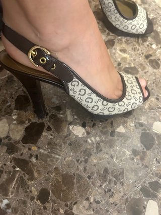 Zapatos de tacón Guess beige y marrón
