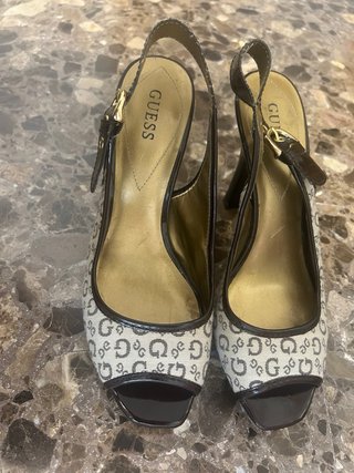 Zapatos de tacón Guess beige y marrón