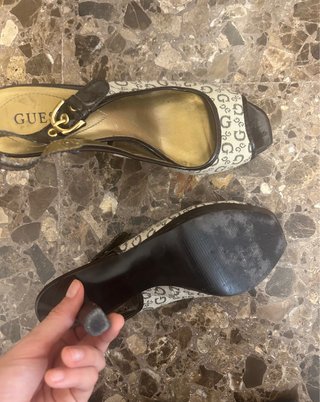 Zapatos de tacón Guess beige y marrón