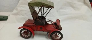 Coche de hojalata antiguo