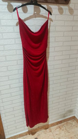 Vestido de gala rojo brillante