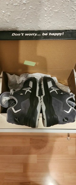 Zapatos de seguridad negros y grises