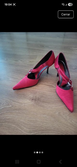 Zapatos de tacón rojo brillante