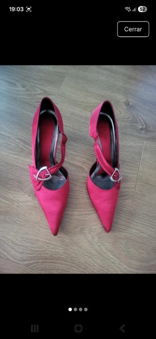 Zapatos de tacón rojo brillante