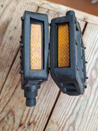 Pedales de plataforma negros para bicicleta