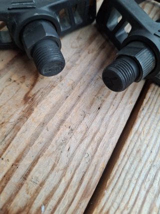 Pedales de plataforma negros para bicicleta