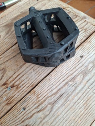Pedales de plataforma negros para bicicleta
