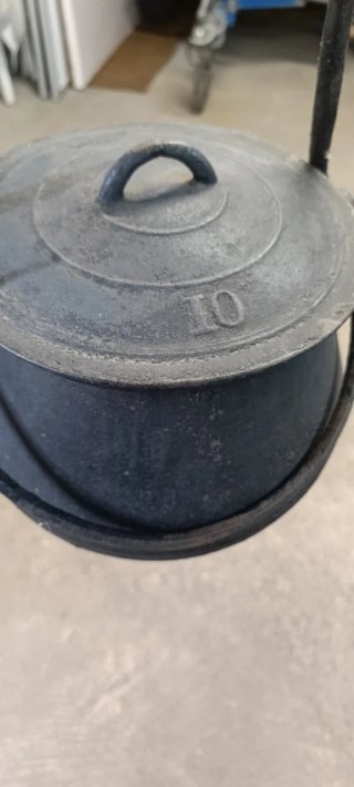 Olla o Pote antigua de hierro fundido con tapa