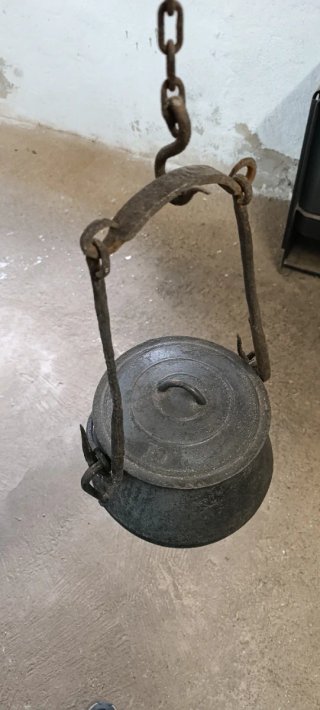 Olla o Pote antigua de hierro fundido con tapa