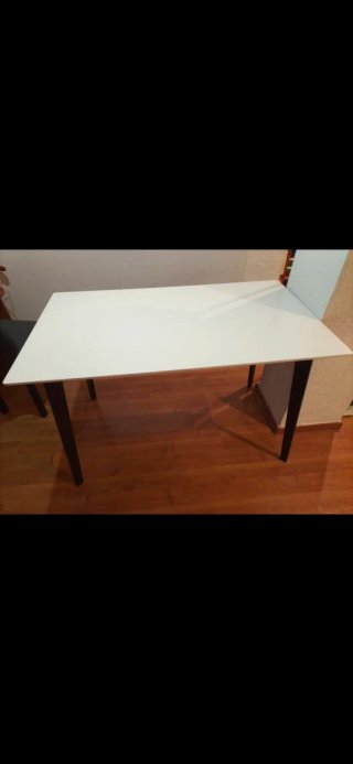 Mesa de comedor blanca y madera