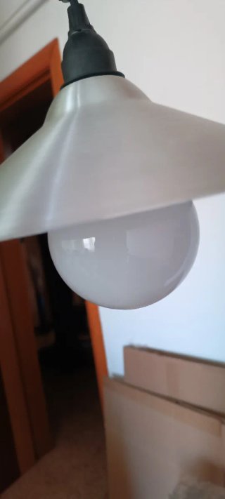 Lámpara de techo blanca con bombilla