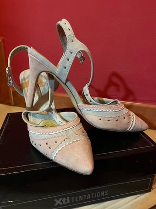 Zapatos de tacón grises y rosas