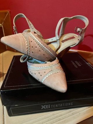Zapatos de tacón grises y rosas