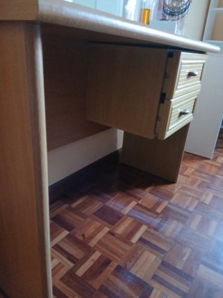 Escritorio de madera con cajones