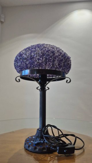 Lámpara de mesa morada y transparente