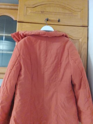Chaqueta acolchada con bolsillos color teja mujer