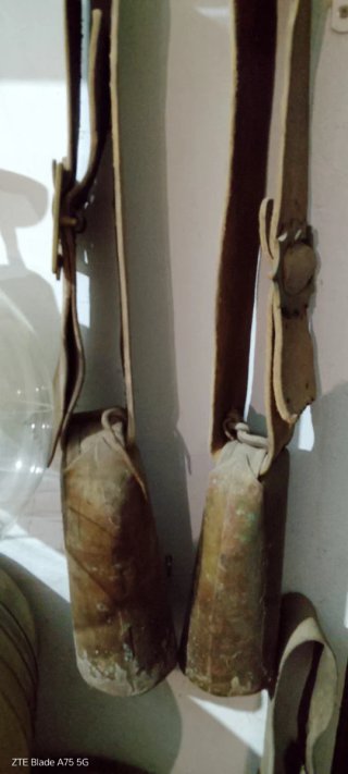 Antigüedades: Cencerros de cuero