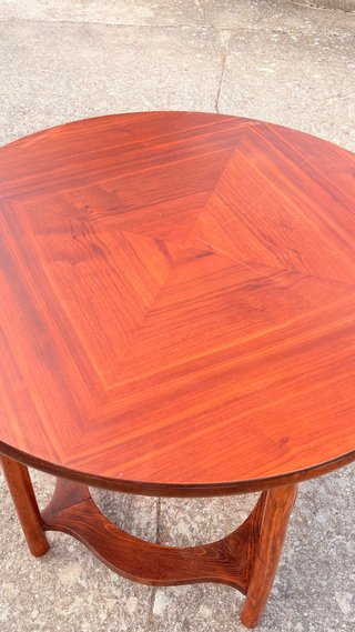 Mesa redonda de madera (diseño clásico)