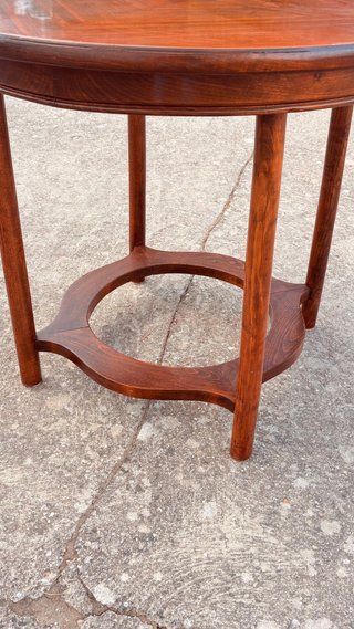 Mesa redonda de madera (diseño clásico)