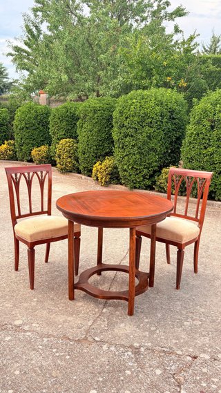 Mesa redonda de madera (diseño clásico)