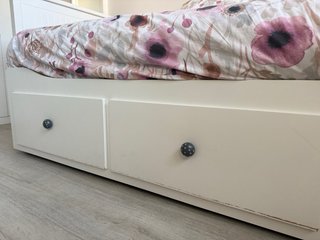 Diván Ikea con cajones.