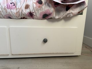 Diván Ikea con cajones.