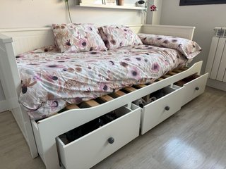 Diván Ikea con cajones.