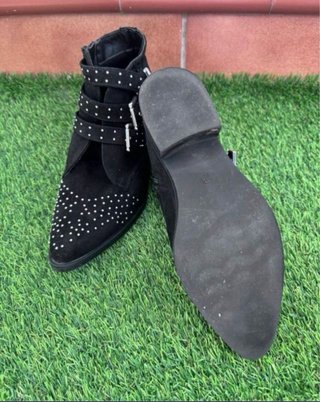 Botines negros con tachuelas plata talla 38