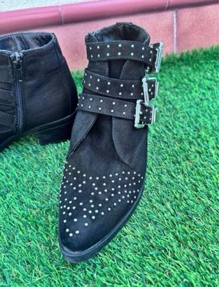 Botines negros con tachuelas plata talla 38