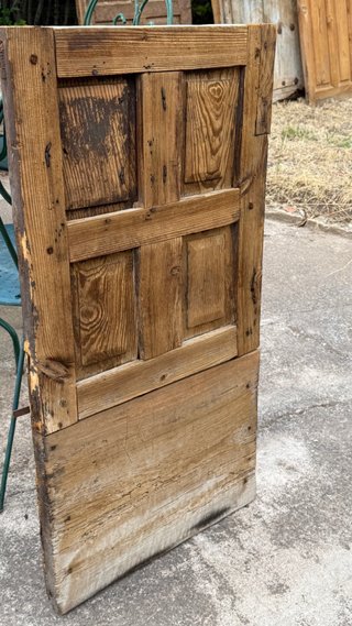 Ventana antigua de cuarterones con frailero
