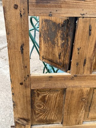 Ventana antigua de cuarterones con frailero