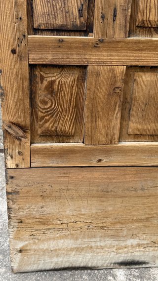 Ventana antigua de cuarterones con frailero