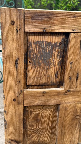 Ventana antigua de cuarterones con frailero