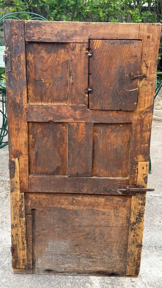 Ventana antigua de cuarterones con frailero