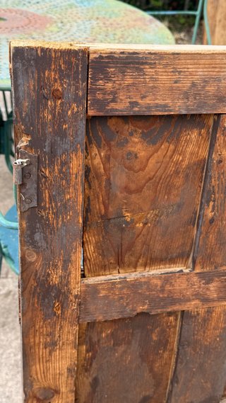 Ventana antigua de cuarterones con frailero