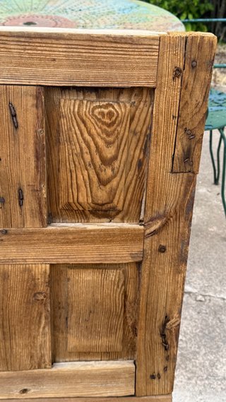 Ventana antigua de cuarterones con frailero
