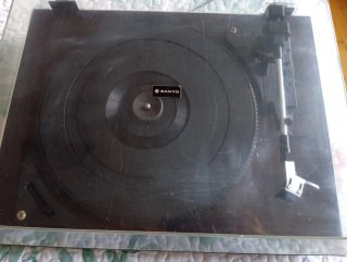Tocadiscos Sanyo con tapa protectora tra