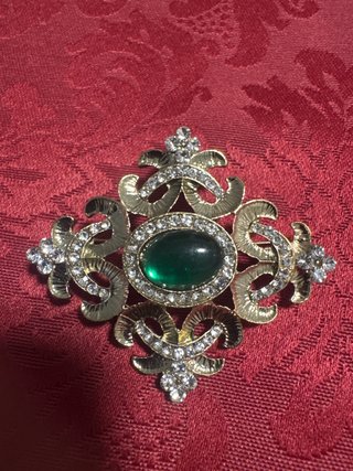 Broche dorado con piedra verde y diamantes