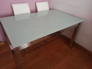 Mesa comedor cristal y metal con 4 sillas