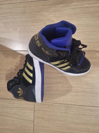 Adidas Forum caña alta negras y doradas