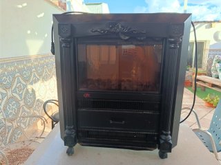 Estufa chimenea eléctrica negra.