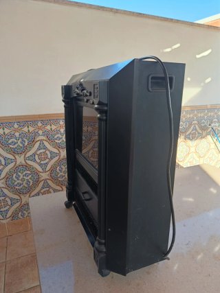 Estufa chimenea eléctrica negra.