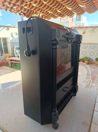 Estufa chimenea eléctrica negra.