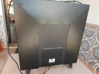 Estufa chimenea eléctrica negra.